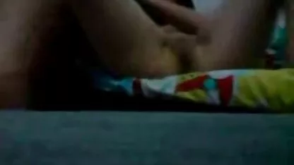 Con chó cái đã cởi quần đùi của bạn mình và rơi xuống âm hộ phim sec me dit con