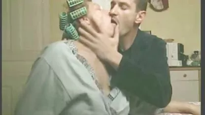 Tóc đỏ Abigail Mac chị bên sec loan luan me con hồ bơi với một người đàn ông da đen được bơm lên