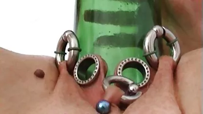 Một người chú trưởng thành gọi một cô gái điếm trẻ đến với mình và rất thô bạo đụ cô ấy vào miệng và phát triển các lỗ bằng dương vật fim sec me con giả, bắt đầu xé nát cô ấy vào một cái mông nhỏ và mềm