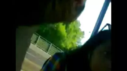 Người đàn phim sec me con loan luan ông cho vòi nước của mình cho một phụ nữ trẻ Ấn Độ