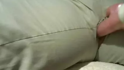 Người điều hành viên lấy một con cặc ra khỏi quần và cho một người đàn ông tóc vàng phim sec loan luon me va con trai vào miệng